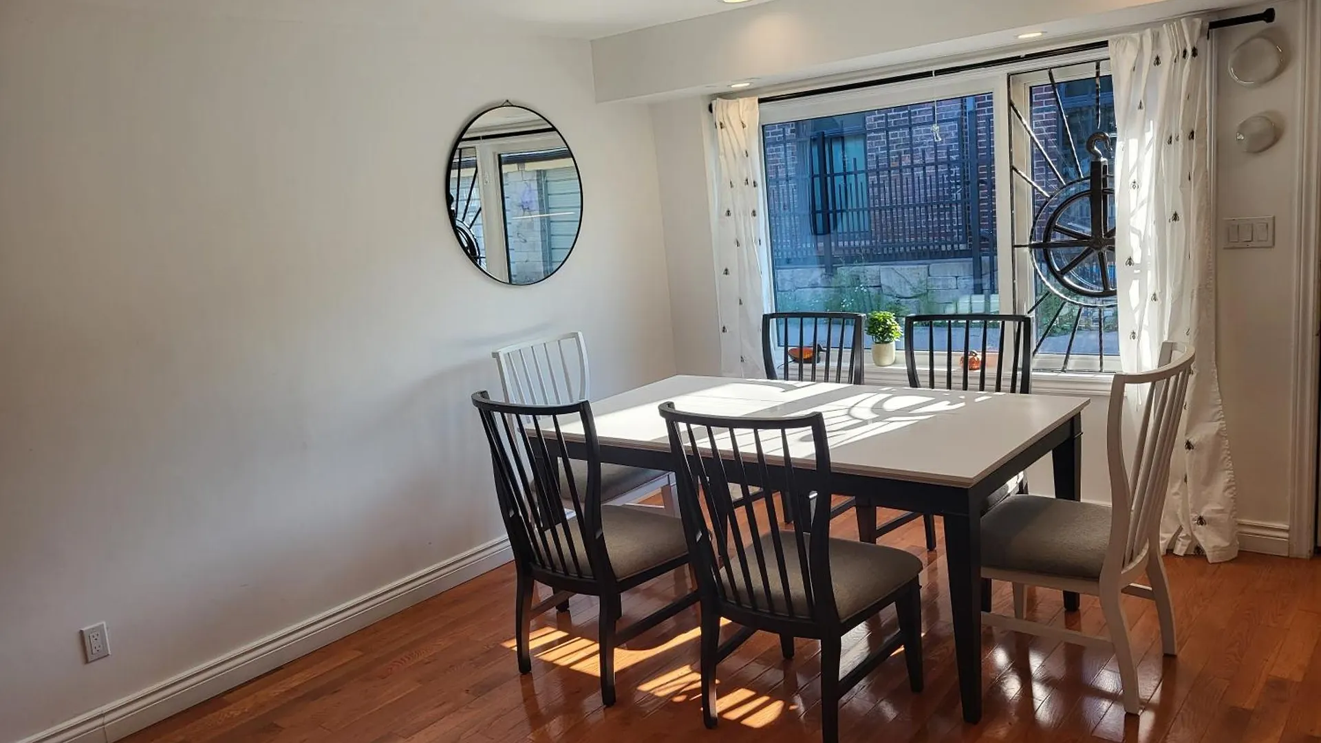 Villa Downtown Toronto House Central 2Bed 2Bath Subway Free Parking Canada