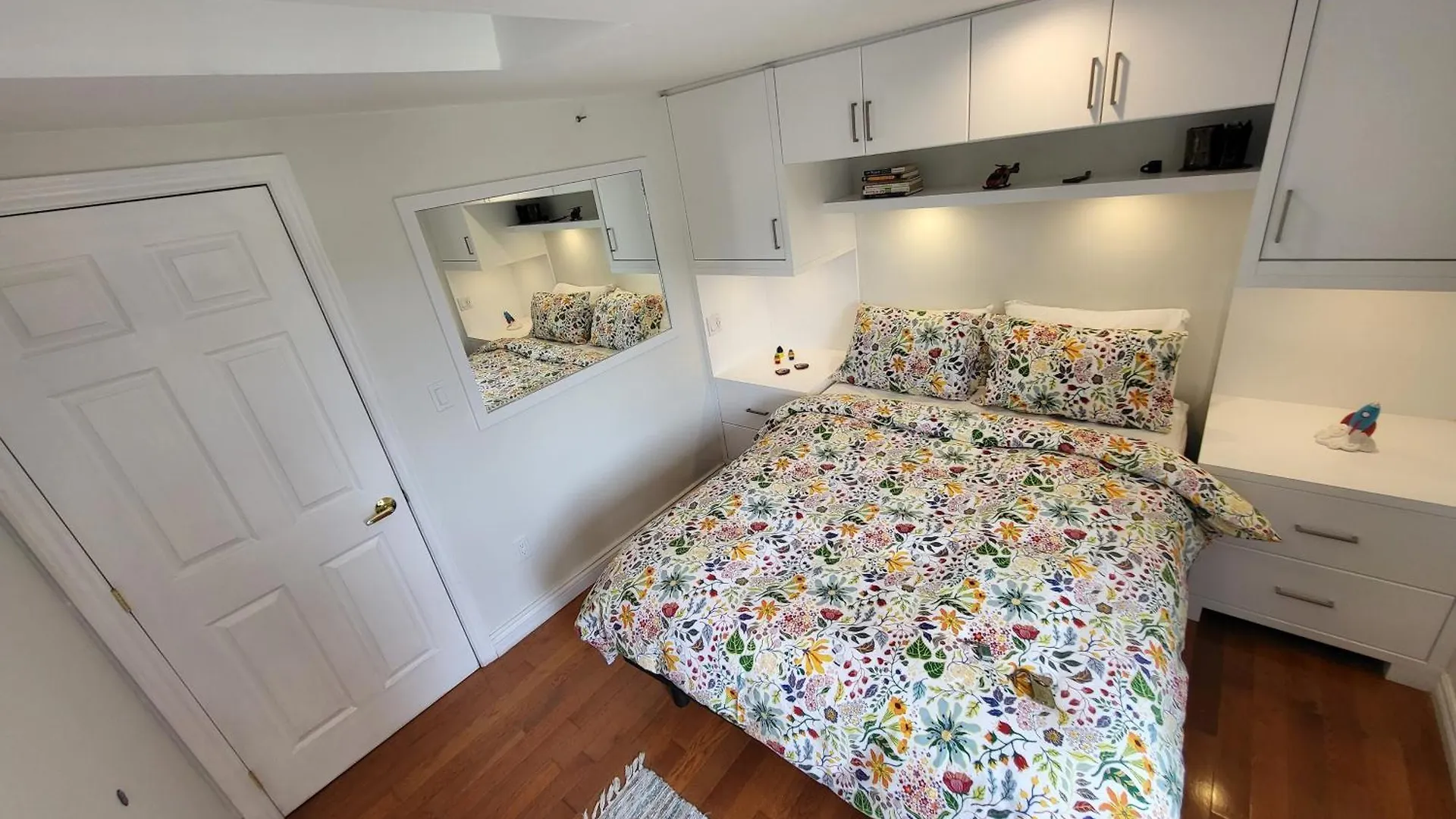 Downtown Toronto House Central 2Bed 2Bath Subway Free Parking Canada